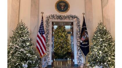 Las bandera en la puerta del Blue Room acompa?adas por adornos navide?os