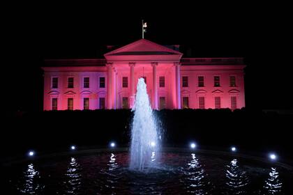 La Casa Blanca, con iluminación rosada, durante el discurso ante los norteamericanos