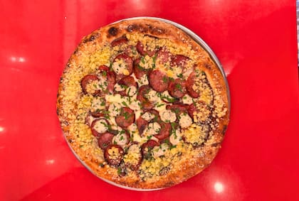 La Casa Blanca de Habana presenta durante mayo la Triple M, una pizza creada junto a El Patio de Mabel que lleva crema de morcilla, mozzarella, chorizo asado en rodajas y alioli de chimichurri