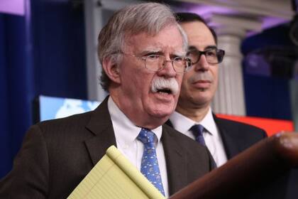 "Esperamos que las medidas de este lunes bloqueen US$7.000 millones en activos además de más de US$11.000 millones por exportaciones perdidas a lo largo del próximo año", dijo el asesor de seguridad nacional John Bolton