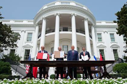 La Casa Blanca negoció el establecimiento de relaciones diplomáticas entre Israel y los Emiratos Árabes Unidos y Bahrein