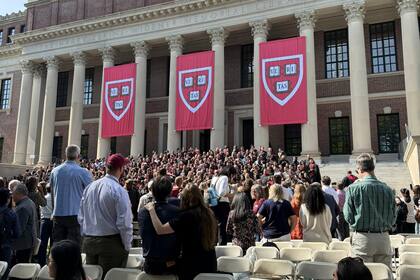 la Casa Blanca también congeló convenios con la Universidad de Harvard
