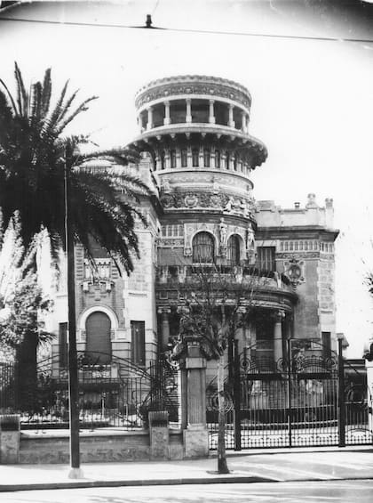 La casa Caru, fue hogar de Eduardo Caru y su esposa Juana Costa Montarcé. La proyectó Colombo en 1917 y fue demolida en 1967.