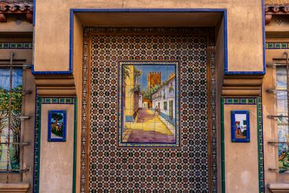 La casa centenaria conserva un mural hecho por Cattaneo y cía, la icónica fábrica de cerámicos.