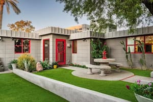 Venden la única casa del mundo con más de 400 ventanas diseñada por uno de los arquitectos más famosos del mundo