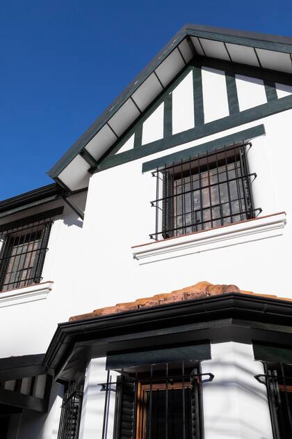 La casa conserva la fachada característica de los chalets destinados a empleados ferroviarios británicos