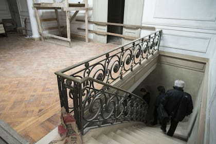 La casa conserva los pisos de madera y la escalera de mármol