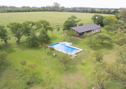 La casa, construida como los antiguos ranchos entrerrianos, se levanta sobre un campo sobre el río Gualeguay con numerosas aguadas internas.