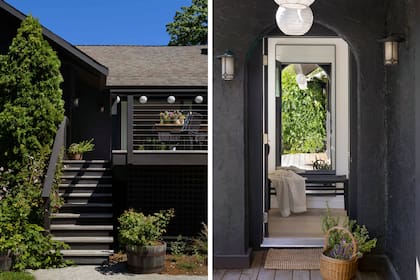 La casa, construida en 1955 en Vancouver y transportada a Roberts Creek en los años 70, está emplazada en el fondo del terreno, con un gran parque en el frente.