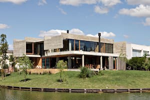 La Casa Cudich Drago, ubicada a orillas de una laguna en el barrio de Nordelta