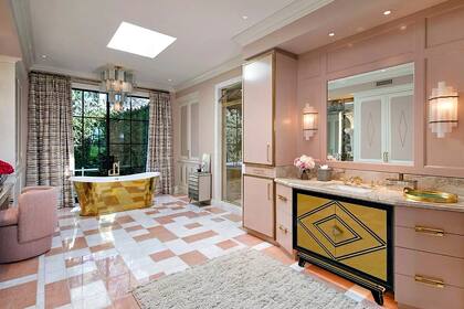 La casa cuenta con 24 baños