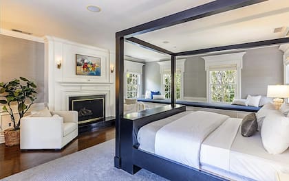 La casa cuenta con 5 dormitorios y 6 baños