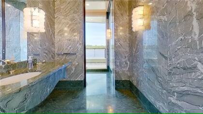 La casa cuenta con cinco habitaciones y cuatro baños cubiertos de mármol