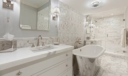 La casa cuenta con cuatro dormitorios con baños en suite