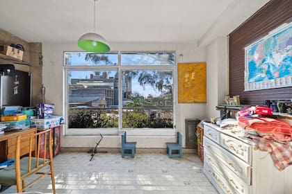 La casa cuenta con cuatro habitaciones, todas ubicadas en la planta alta