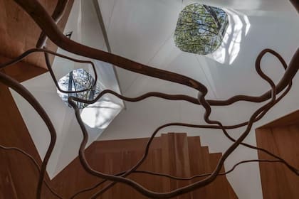 La casa cuenta con diseños modernos de madera