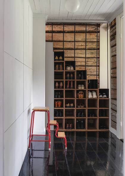 La casa cuenta con dos escaleras: la de esta foto conduce al dormitorio de Amelie, y otra, independiente, lleva al cuarto matrimonial.