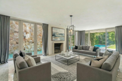 La casa cuenta con seis ambientes: cuatro dormitorios y cinco baños, además de dos cocheras.