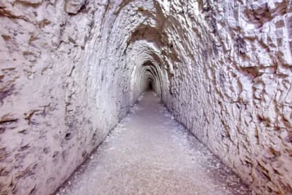 La casa cuenta con túneles de película de terror