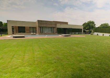 La casa cuenta con un amplio jardín, pileta, gimnasio, sauna y un garaje con espacio para seis vehículos.