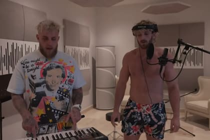 La casa cuenta con un estudio de música donde Jake planea retomar su carrera musical y grabar nuevas canciones.