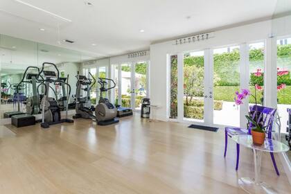 La casa cuenta con un gimnasio con vistas al jardín