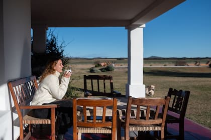 La casa cuenta con una generosa galería que da a los sembrados y al patio central