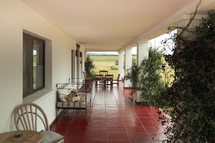 La casa cuenta con una generosa galería que da a los sembrados y al patio central