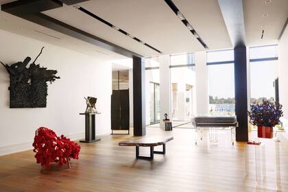 La casa cuenta con una una galería que exhibe grandes obras de arte