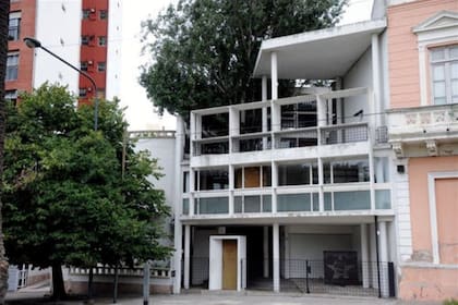 La Casa Curuchet, fue diseñada por Le Corbusier, se terminó de construir en 1955 y ahora en Patrimonio de la Humanidad