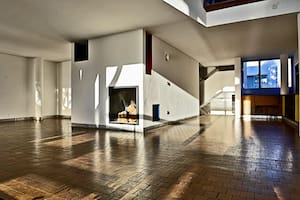 La Casa Curutchet despierta devoción entre muchos estudiantes de arquitectura y algunos directores de cine que la eligieron para rodar sus películas, como El hombre de al lado (2009), dirigida por Mariano Cohn y Gastón Duprat; y La obra secreta (2018), un documental con algo de ficción dirigido por Graciela Taquini