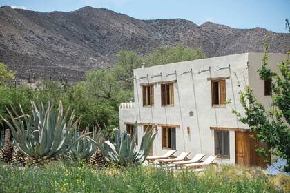 La casa de adobe de Finca Santana cuenta con cómodas habitaciones para recibir a los huéspedes. Unos ágaves esculturales escoltan la construcción.