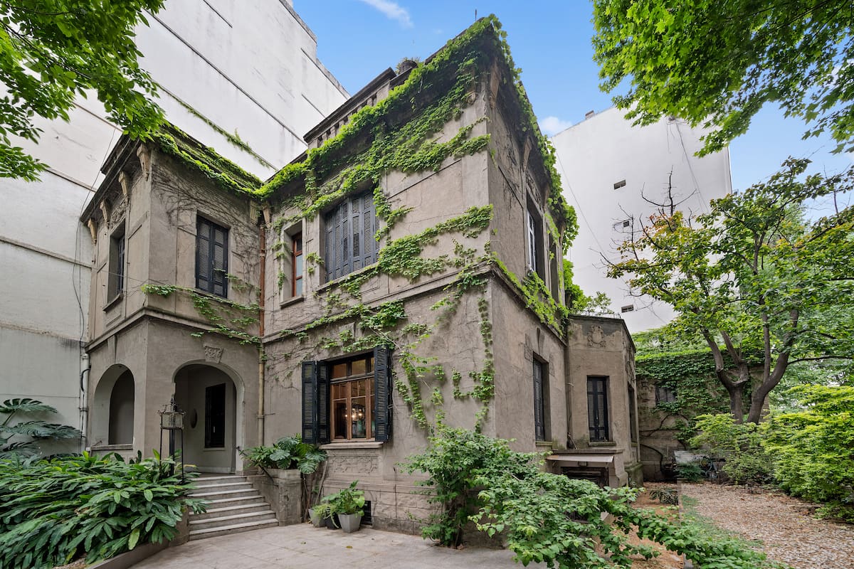 Casa en Belgrano donde Joaquín Furriel filmó El jardín de bronce en venta