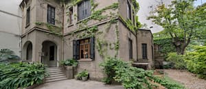 Se vende la casa donde Joaquín Furriel filmó la serie “El jardín de bronce”