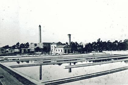 La casa de Bombas de Recoleta estaba en donde hoy se encuentra el Museo de Bellas Artes. Cuando entró en desuso y fue demolida, los operarios la reconstruyeron en la actual planta potabilizadora de Palermo.