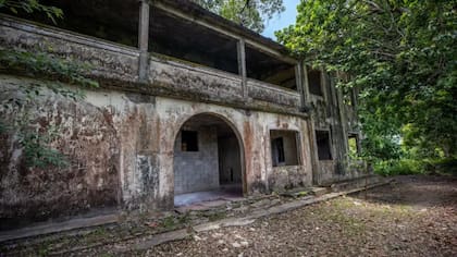 La Casa de Caoba era utilizada por Trujillo para descansar y recibir visitantes, pero allí también cometía crímenes atroces, como abusos sexuales