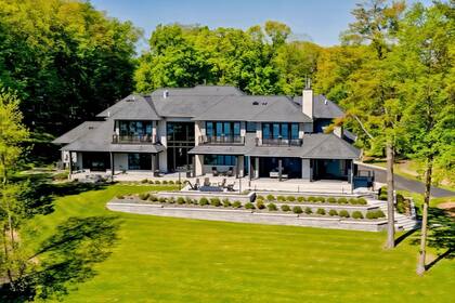 La casa de Carlos Correa, de 880 metros cuadrados, fue diseñada para aprovechar la luz natural y preservar la privacidad