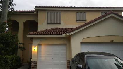 La casa de Carola Canessa en Miami, totalmente cerrada y tapada para evitar que se rompan ventanas o puertas con la llegada del Huracán Matthew