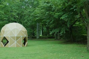 La casa de cartón es resistente al agua y se puede reciclar al finalizar su uso