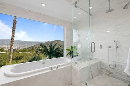 La casa de Charlize Theron en Los Ángeles cuenta con vistas a las colinas y al valle