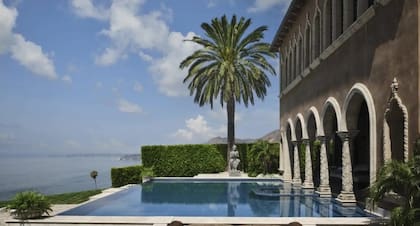 La casa de Cher cuenta con una piscina y una cancha de tenis