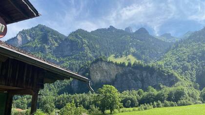 La casa de Claudia Schmid mira hacia la montaña que albergó el depósito de explosivos.