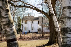 Su madrastra lo encerró en una habitación durante 20 años y los bomberos lo descubrieron tras provocar un incendio