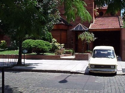 La casa de Devoto con el auto de Maradona