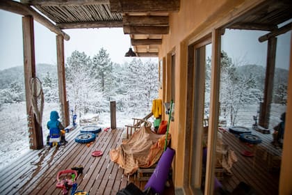 La casa de Diego y Luciana, en un raro paisaje de Umepay nevado. El contacto con la naturaleza es mucho mayor que en la ciudad.