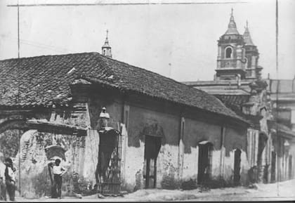 La casa de Domingo Basavilbaso en la calle Belgrano. En el fondo, la iglesia de Santo Domingo. Tuvo el primer aljibe.