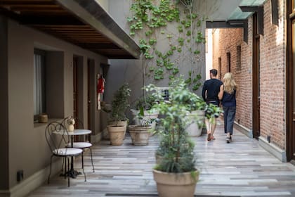 La casa de dos plantas, subsuelo y terraza fue construida en 1915, integró el corredor comercial que a principios del siglo XX conectaba la estación de trenes con la plaza San Martín.