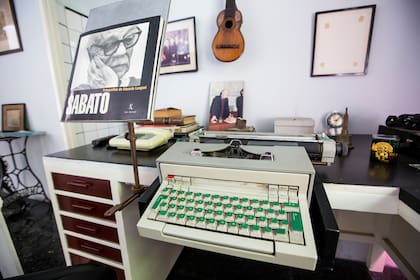 Un escritorio con otra máquina de escribir