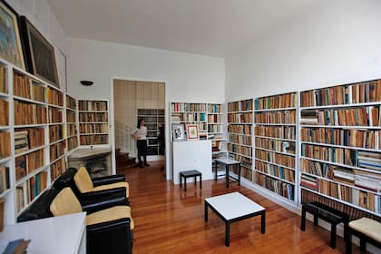 Entre los libros de Ernesto y de Matilde, la biblioteca de la casa museo tiene más de seis mil volúmenes ordenados con un criterio que solo entendían ellos