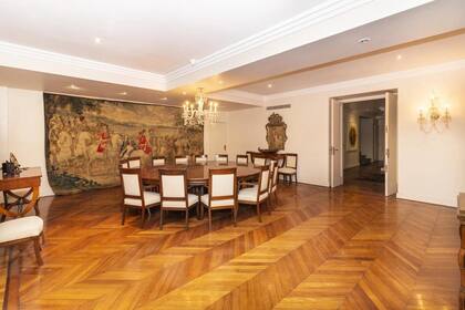 La casa de Franco Macri lleva dos años en venta. Hace días trascendió que su valor sería de 8 millones de dólares. Fue construida en la década de 1940 por el arquitecto Antonio Ubaldo Vilar.